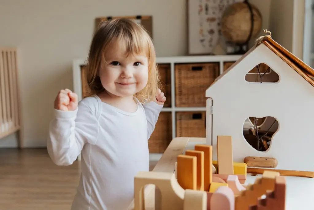 Petite fille heureuse crèche