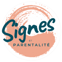 Logo Signes et Parentalité Pastille. Sur fond rond rose saumoné avec écritures bleu